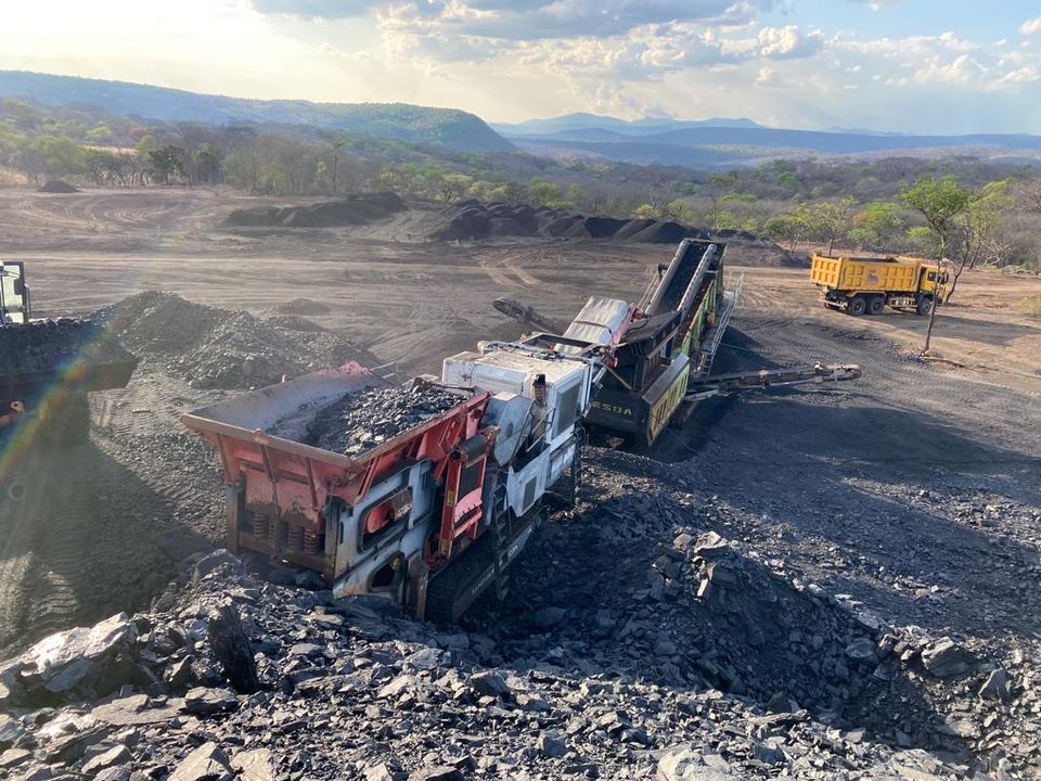Open pit with mobile crushing and screening plant